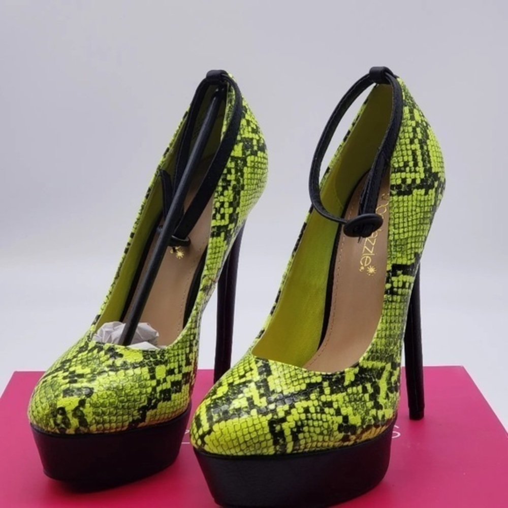Shoedazzle Pumps model ISSY by Shoedazzle.  Lime green Black Snakeskin Size 5.5